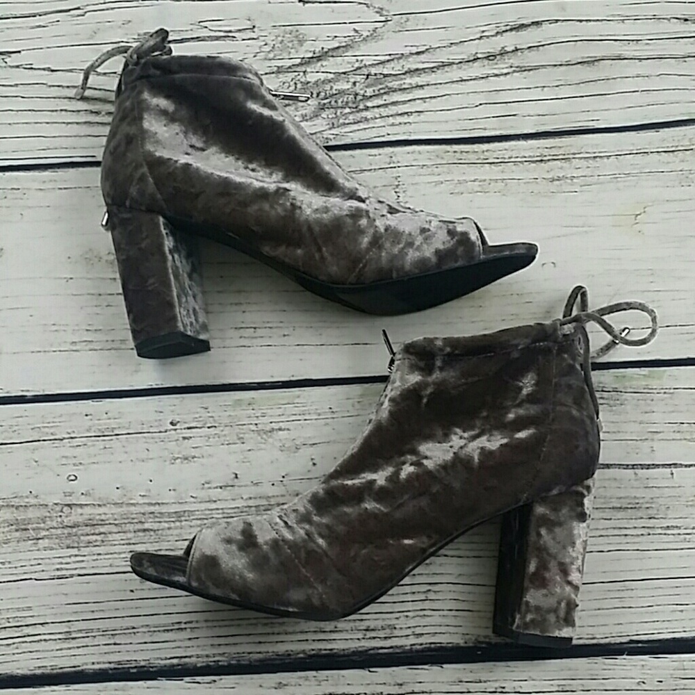 Report 'Sakai' velvet booties